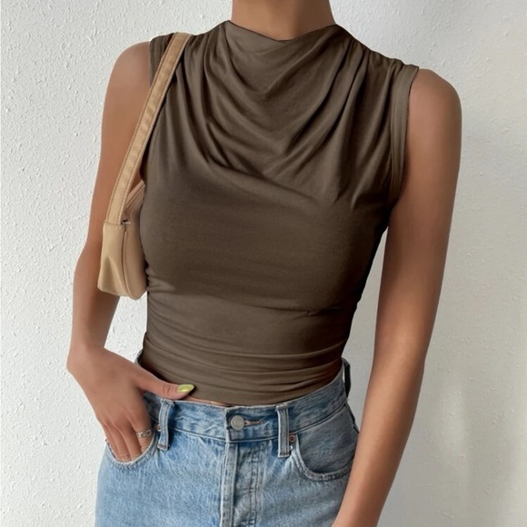 Draped Collar Ruched Tank Top - Picture 6 of 11